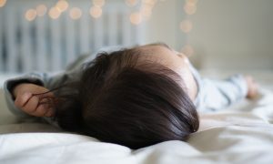 Los bebés deben descansar en entornos seguros
