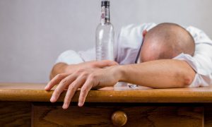 ¿Cómo puede afectar el consumo de alcohol al sueño?