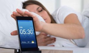 Retrasar de forma repetida la alarma del despertador no nos va a proporcionar más sueño reparador